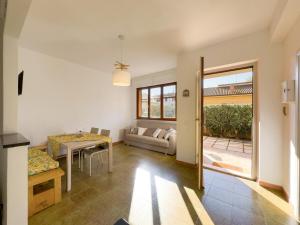 un salon avec une table et un canapé dans l'établissement Casa Grecale - Delizioso Appartamento A Soli 300 m Dal Mare Con Giardino Privato E Posto Auto Privato, à Castiglione della Pescaia
