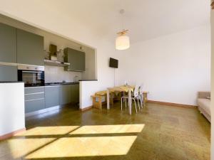 une cuisine et une salle à manger avec une table et des chaises dans l'établissement Casa Grecale - Delizioso Appartamento A Soli 300 m Dal Mare Con Giardino Privato E Posto Auto Privato, à Castiglione della Pescaia 4 autres photos