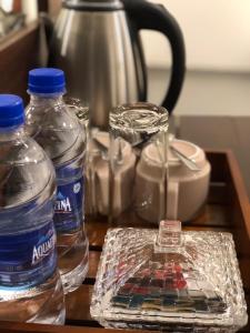 uma mesa com duas garrafas de água e um liquidificador em Paradise Garden Beruwala em Beruwala