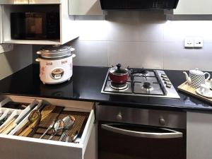 Kuchyň nebo kuchyňský kout v ubytování Bentley Luxury Suite - ON320 Colombo 02 + 2 fotografie