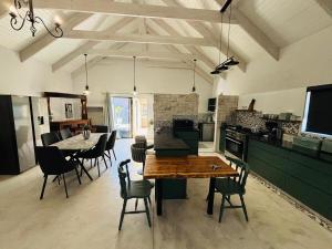 eine Küche und ein Esszimmer mit Tisch und Stühlen in der Unterkunft Blue Bay Villa in Saldanha