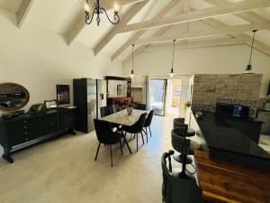 サルダニャにあるBlue Bay Villaのギャラリーの写真