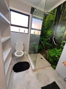 ein Badezimmer mit Toilette und Glasdusche in der Unterkunft Blue Bay Villa in Saldanha