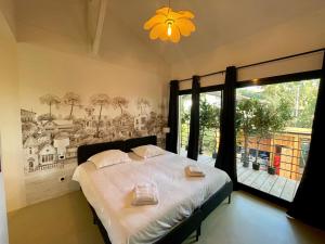 ein Schlafzimmer mit großem Bett und Fenster in der Unterkunft Villa Domus Sciurorum – Pyla-sur-Mer (Domaine Forestier) in Pyla-sur-Mer + 21 Fotos