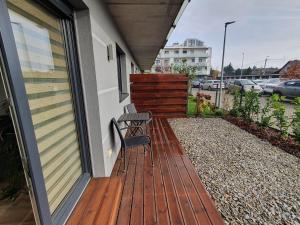 レシュノにあるApartament Number One NOVA WOZOWNIAの家の脇の弁当付き玄関