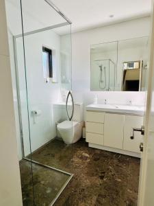 Ένα μπάνιο στο Stylish Subiaco Gem