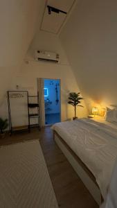 Al Rakasandhut77的房间里有一张大床的卧室