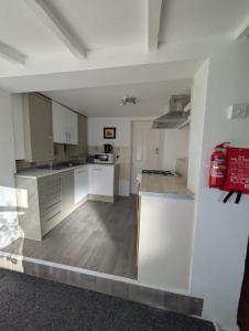 Kuchyň nebo kuchyňský kout v ubytování Grangewood Avenue, Rainham, RM13 9PA + 9 fotografií