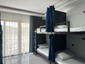 ルアンパバーンにあるMekong Theme Hostel,Affiliated by Huayeの窓のある部屋に二段ベッドが2つある