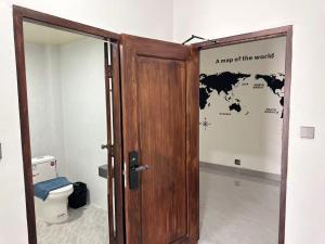 ルアンパバーンにあるMekong Theme Hostel,Affiliated by Huayeの世界地図が描かれたバスルームのドア