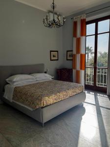 See The Sea B&B في ساليرنو: غرفة نوم بسرير وثريا +25 صورة