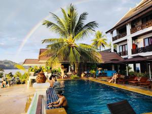 ルアンパバーンにあるMekong Theme Hostel,Affiliated by Huayeのリゾートのプール(虹付)