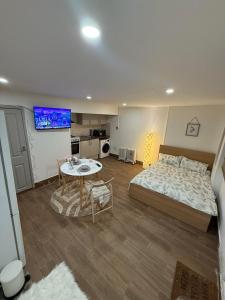 Ένα ή περισσότερα κρεβάτια σε δωμάτιο στο Comfort Studio In Wembley