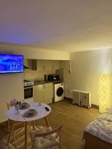 Η κουζίνα ή μικρή κουζίνα στο Comfort Studio In Wembley +28 φωτογραφίες