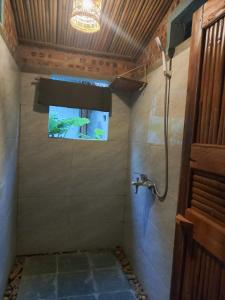 ein Bad mit einer Dusche und einem Fenster in der Unterkunft Mai Chau Green house in Mai Châu + 37 Fotos