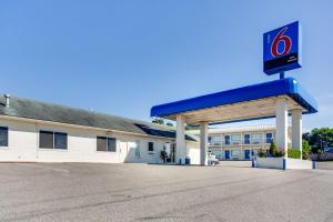 a gas station with a sign in front of it at Motel 6-Fayetteville, AR in Fayetteville