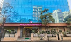 een gebouw met een bord waarop staat: theorie Southridge Hotel bij Hotel Melody Boutique Thane in Thane