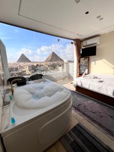 En eller flere senge i et værelse på Middle East pyramids veiw & spa