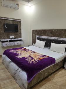 Ένα ή περισσότερα κρεβάτια σε δωμάτιο στο New Hotel Ganga Niwas +43 φωτογραφίες