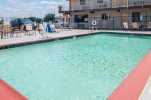 Bazén v ubytování Motel 6-Mesquite, TX - Rodeo - Convention Ctr nebo v jeho okolí