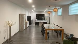 a kitchen and dining room with a table and chairs at Appartement dans un cadre bucolique in Charly-sur-Marne