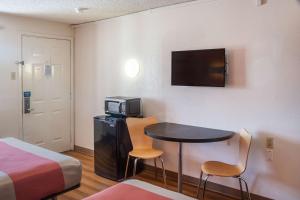 Postel nebo postele na pokoji v ubytování Motel 6-Mesquite, TX - Rodeo - Convention Ctr