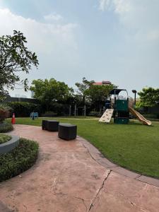 Zahrada ubytování Staycation and WFH with Netflix and WiFi and Pool for up to 4 guests