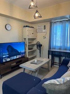 TV a/nebo společenská místnost v ubytování Staycation and WFH with Netflix and WiFi and Pool for up to 4 guests