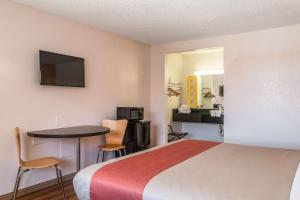 TV a/nebo společenská místnost v ubytování Motel 6-Mesquite, TX - Rodeo - Convention Ctr
