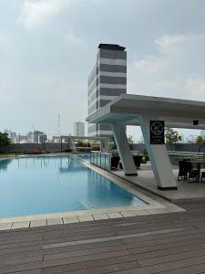 Bazén v ubytování Staycation and WFH with Netflix and WiFi and Pool for up to 4 guests nebo v jeho okolí