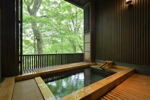 那須町にある那須高原の宿 山水閣の窓のあるポーチにあるプール +10枚の写真