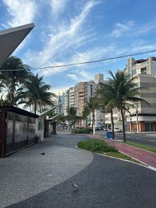 Elegância Praia da Sereia في فيلا فيلها: شارع المدينة فيه نخل ومباني