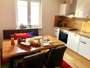 OberschönauLange Hans Rennsteig的厨房配有带食物的木桌