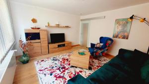 OberschönauLange Hans Rennsteig的客厅里有一张沙发和一台电视