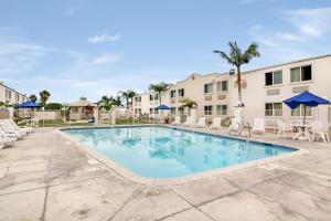Bazén v ubytování Motel 6-Carson, CA nebo v jeho okolí