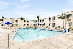 Bazén v ubytování Motel 6-Carson, CA nebo v jeho okolí