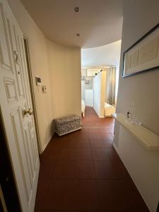 un pasillo con una puerta y una habitación en Suite Loggetta 2, en Rávena 7 fotos más