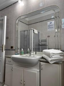 See The Sea B&B في ساليرنو: حمام مع حوض ومرآة كبيرة