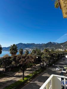 See The Sea B&B في ساليرنو: منظر من شرفة لشارع مليء بالأشجار والمحيط