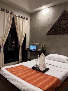 Ban Nong WaiにあるKad Sala Homestayのホテルルーム ベッド1台&ヘッドボード付 +56枚の写真
