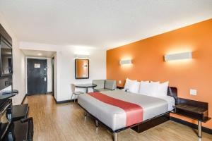 Postel nebo postele na pokoji v ubytování Motel 6-Carson, CA