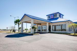 JenningsにあるMotel 6-Jennings, LAの青屋根の大きな建物