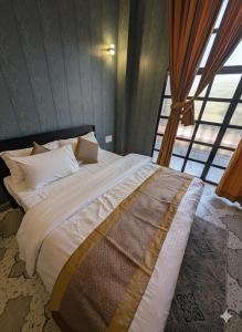 Ένα ή περισσότερα κρεβάτια σε δωμάτιο στο Qila Hotel