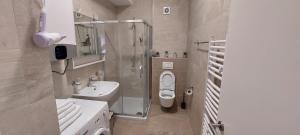 バニャ・ルカにあるExtra Apartmanのシャワー、トイレ、洗面台を備えたバスルーム