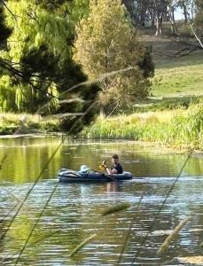 Schoolhouse的坐在水中的木筏上的人
