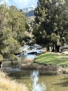 Schoolhouse的一条河，两岸绿树成荫，旁边还有一个高尔夫球场。