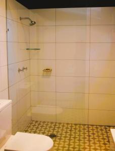 Schoolhouse的带淋浴和卫生间的浴室