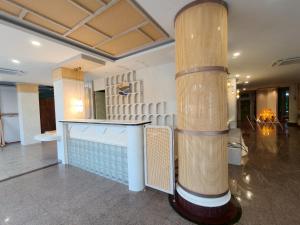 uma sala com uma grande coluna no meio em Hatyai Merridian Hotel em Hat Yai