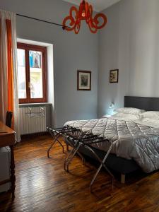 See The Sea B&B في ساليرنو: غرفة نوم بها سرير ونافذة