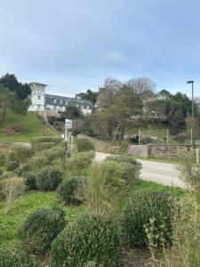 En have udenfor An Aod Cocon bohème en bord de mer Pour 2 personnes et Dog Friendly + 25 billeder